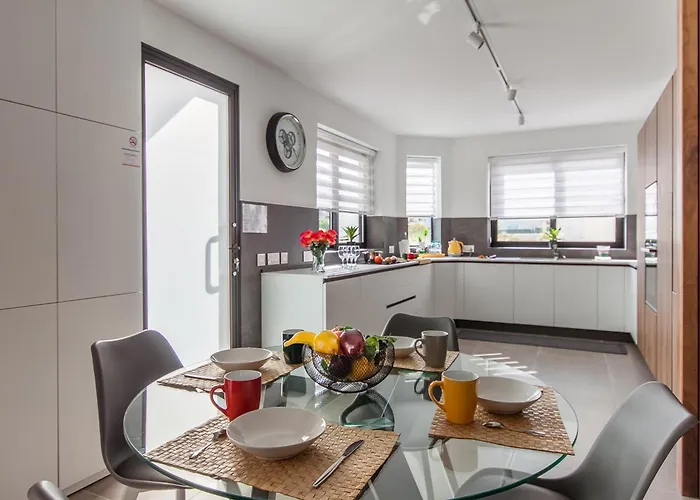 Exceptional Sunlit Bay - Happy