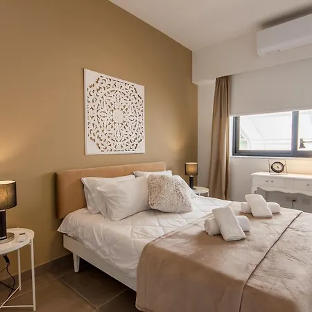 Exceptional Sunlit Bay - Happy