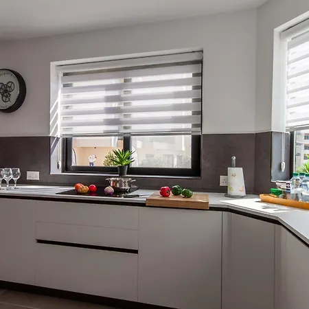 Exceptional Sunlit Bay - Happy