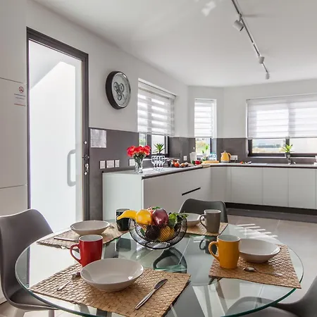 Exceptional Sunlit Bay - Happy