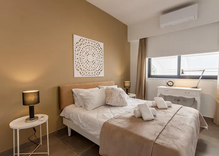 Exceptional Sunlit Bay - Happy