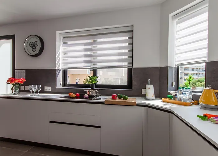 Exceptional Sunlit Bay - Happy